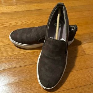 *Brand NEW* Dr. Scholls Women’s Slip On sneakers in No Bad Days Olive, size 8.5